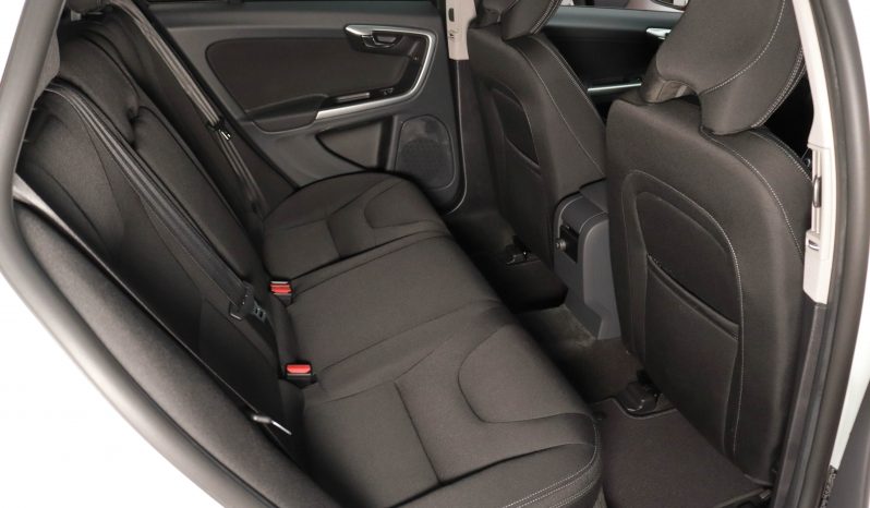 VOLVO V60 2.0 D3 Momentum lleno