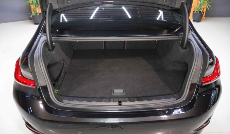 BMW 330e lleno