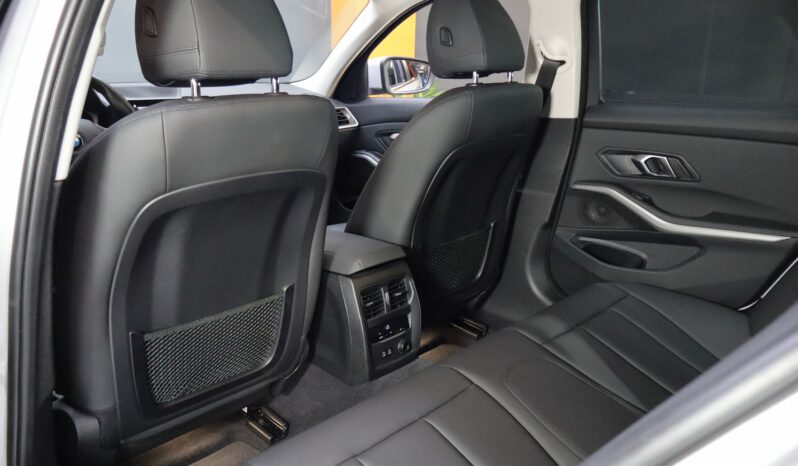 BMW 330e lleno