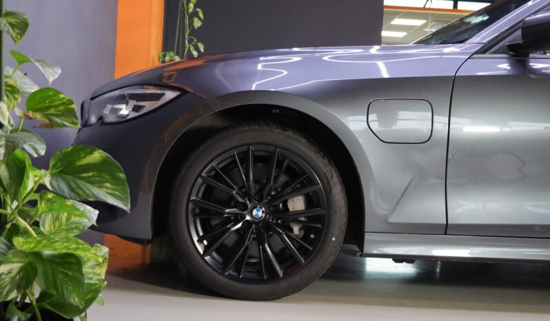 BMW 330e lleno